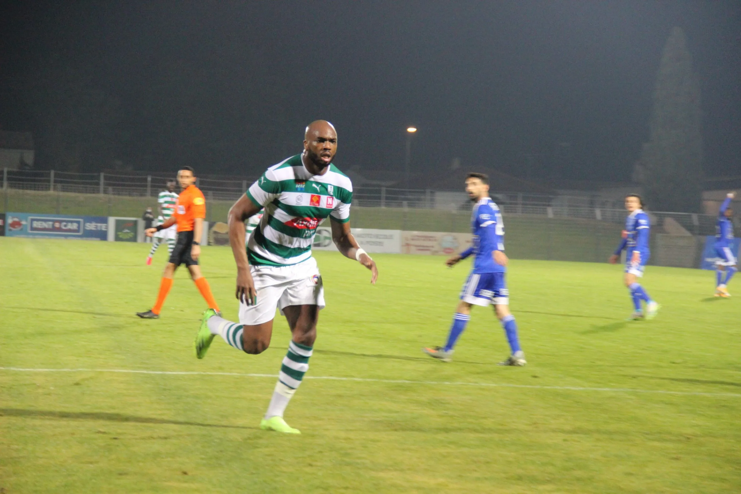 Kevin Tabué, buteur ce soir, lors du match opposant Sète et Villefranche