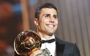 Cadeaux, Primes, valeur du trophée : combien gagne le vainqueur du Ballon d’Or ?