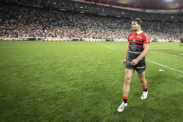 Antoine Dupont, la pépite du Stade Toulousain et du XV de France, pourrait faire l'impasse sur la saison 2024-2025, pour se ressourcer. (iconsport)