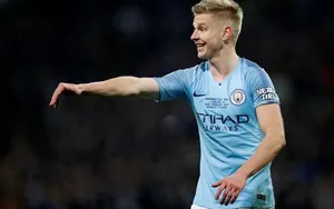 Oleksandr Zinchenko, adaptation permanente.