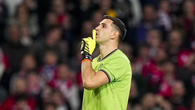 Lille- Aston Villa : La sortie très musclée de Ludovic Obraniak sur Emiliano Martinez