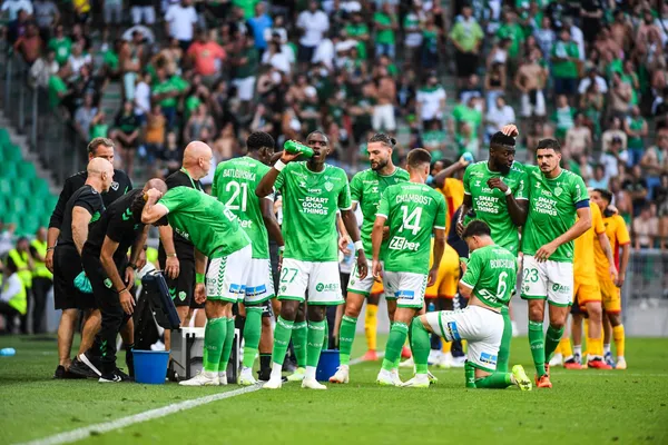 Gros coup dur pour Laurent Batlles et l'ASSE : Niels Nkounkou va bien rejoindre Francfort en toute fin de mercato estival (iconsport)