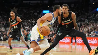NBA : Des Spurs meilleurs que les Warriors s’inclinent face à Stephen Curry d’anthologie