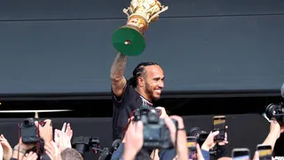 F1 : Lewis Hamilton imite… Kylian Mbappé