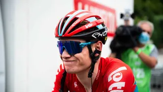 UAE Tour 2024 : la malédiction AG2R continue, Lennert Van Eetvelt s’impose