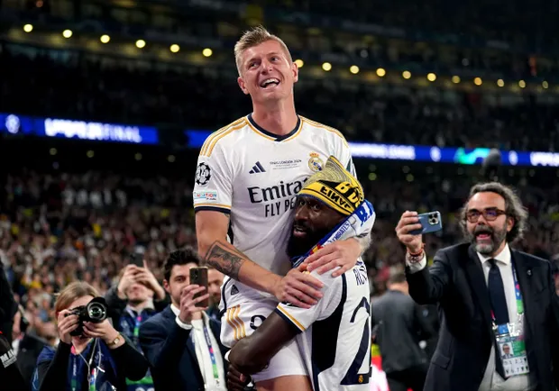 Toni Kroos célébrant la victoire en Ligue des Champions avec Antonio Rüdiger