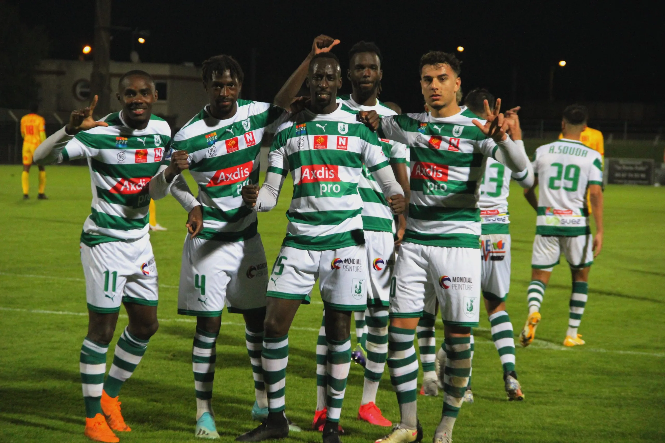 Baana Jaba, Diarra, Camara, Solvet et Ferhaoui célèbrent l'ouverture du score © Giani Moreno
