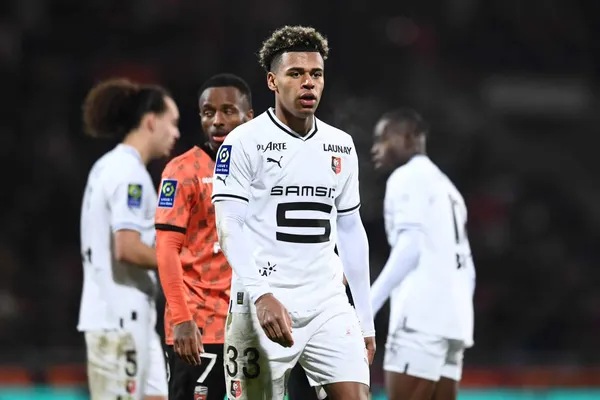 En manque de temps de jeu à Lorient en Ligue 1, Stéphane Diarra a décidé de filer à l'ASSE, en prêt, durant ce mercato estival. Il va ainsi retrouver la Ligue 2 (iconsport)