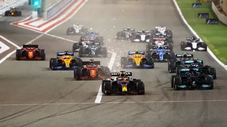Hamilton triomphe à Bahreïn devant Verstappen