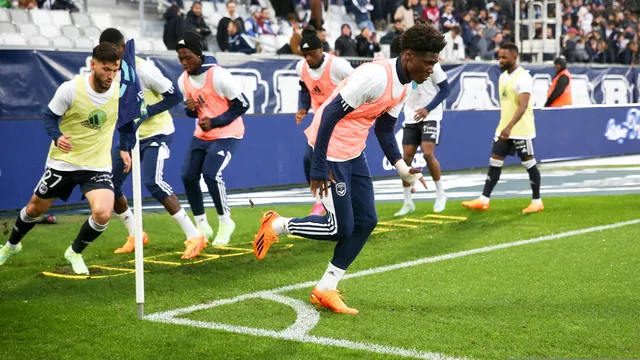 Ligue 2 : Bordeaux nomme un nouvel entraîneur et prolonge 13 joueurs