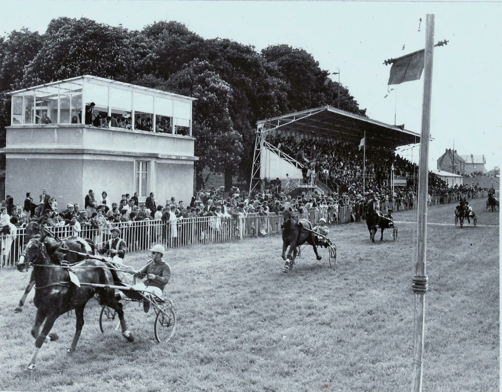 Les courses de trotteurs devant les tribunes combles