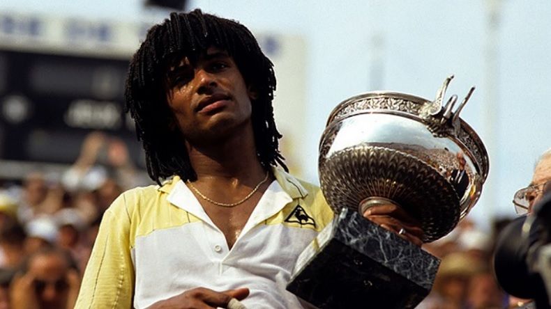 Yannick Noah soulève la Coupe des Mousquetaires en 1983