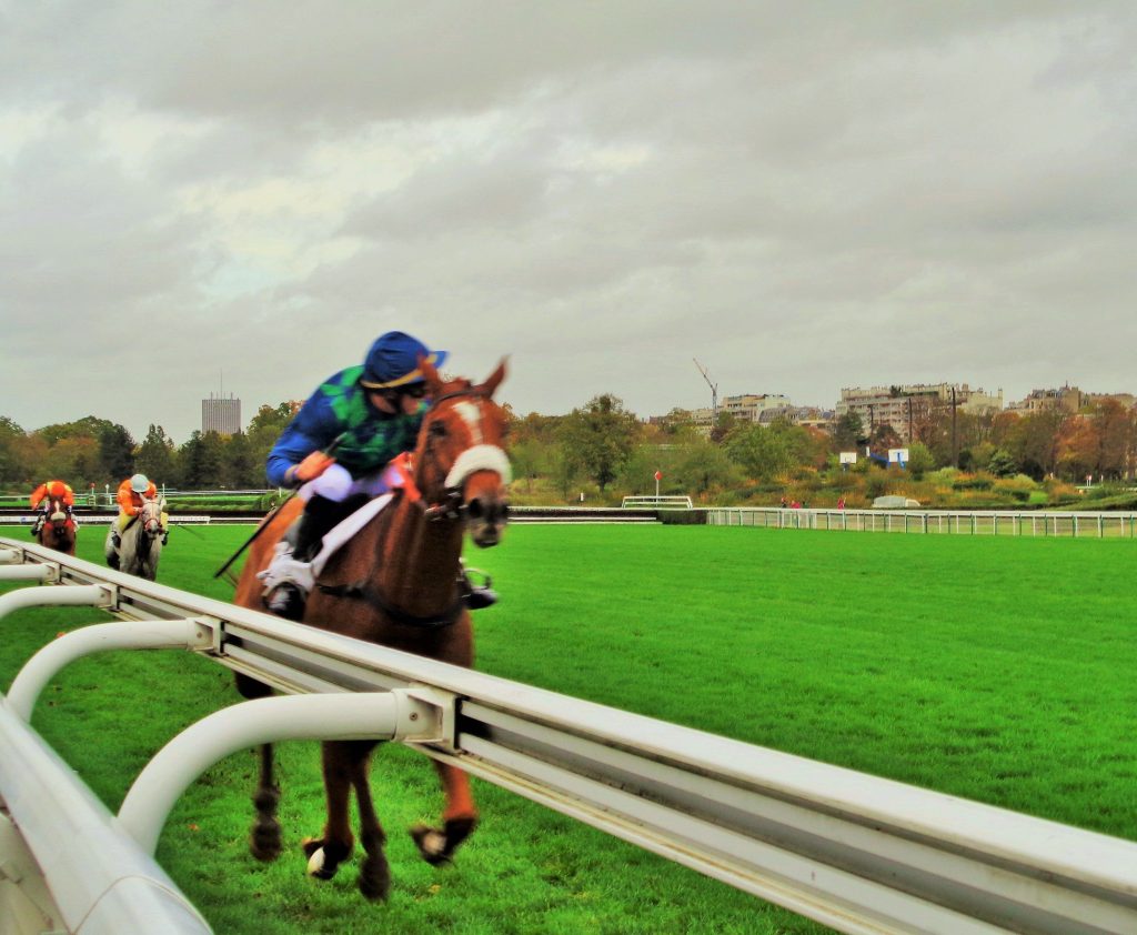triptyque haut en couleur: Galop Marin oublie ses adversaires en route
