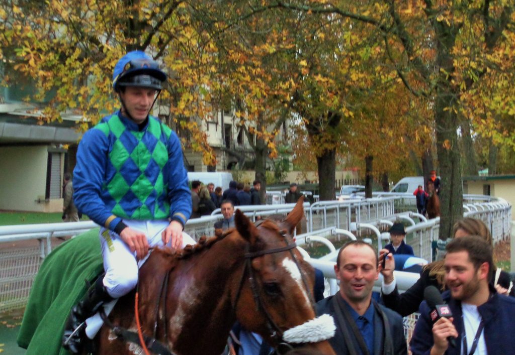 triptyque haut en couleur: Galop Marin vient d''oublier ses adversaires en route