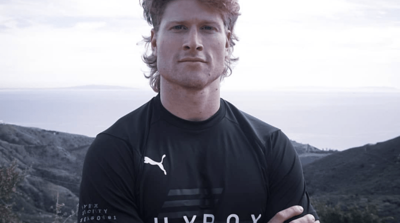 Hunter McIntyre avec un thsirt Hyrox