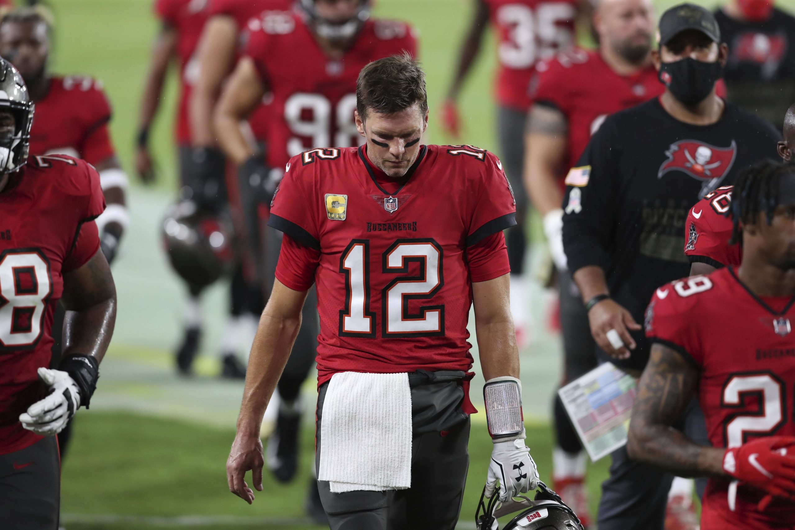 Tom Brady, visage fermé, vient de concéder la défaite la plus sévère de sa carrière. (credit photo: Associated Press)