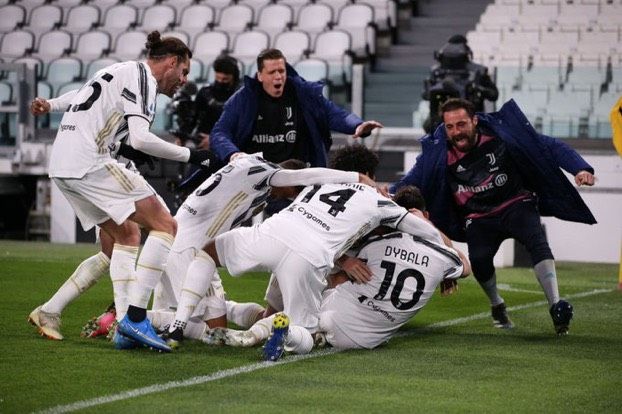 La juventus qui célèbre le but de Dybala face à Naples.