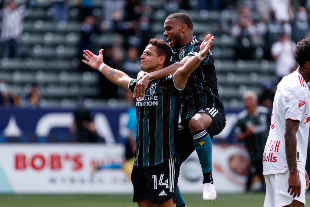 Chicharito triple la mise