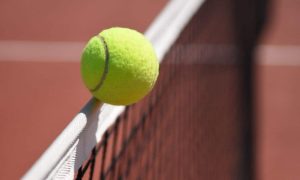 Balle tennis sur filet