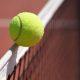 Balle tennis sur filet