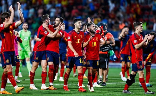 L'Equipe d'Espagne aurait affrété un jet privé uniquement dans le but de récupérer gants et crampons oubliés à Madrid (iconsport)